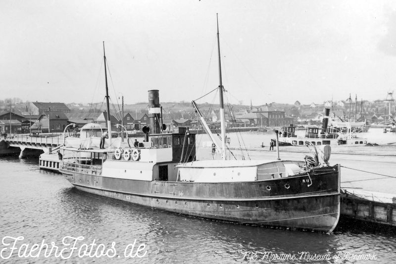 Passager- og stykgodsdamper S/S RUT ved kaj i Svendborg Havn.
I baggrunden ses S/S THOMAS (II) og briggen HVALFISKEN.